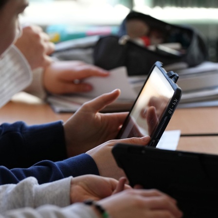 Schüler benutzen ein Tablet im Klassenzimmer (Bild: picture alliance/dpa/Soeren Stache)