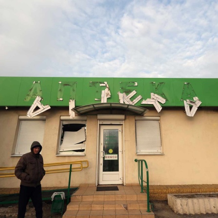 Ein Apothekengebäude in der Ukraine, das durch einen russischen Drohnenangriff beschädigt wurde. (Bild: picture alliance/dpa/Ukrinform) 
