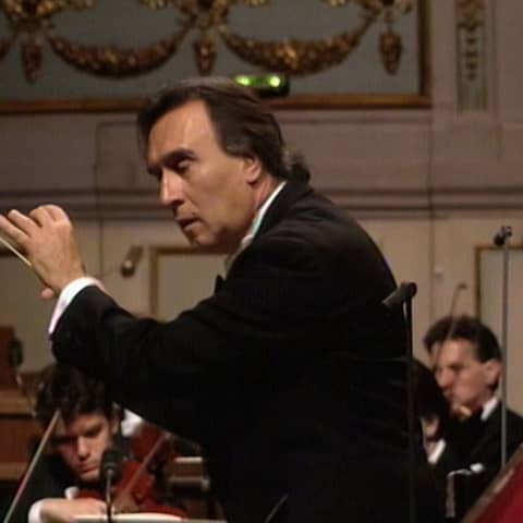 Claudio Abbado dirigiert ein Konzert