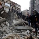Syrien, Aleppo: Mitarbeiter des syrischen Zivilschutzes und Sicherheitskräfte durchsuchen die Trümmer eingestürzter Gebäude. In der Türkei und in Syrien sind infolge der starken Erdbeben mindestens 2.300 Menschen getötet worden.
