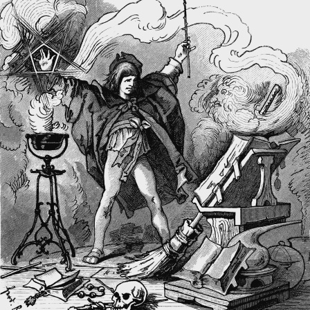 Schwarzweiß-Stich: Der Zauberlehrling in der Mitte des Bilds hebt beide Arme und hat einen Zauberstab in der Hand. Er ist umgeben von Rauch, vor ihm liegt ein großes aufgeschlagenes Buch auf einem Ständer, der Besen lehnt daran.