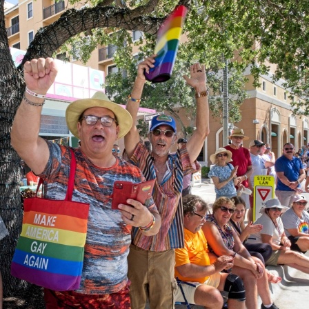Das Beitragsbild des Dok5 Feature "Don´t Say Gay" zeigt Teilnehmer der Palm Beach Pride parade in 2023.