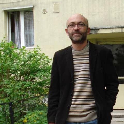 Der Autor Filip Florian vor dem Haus seiner Kindheit