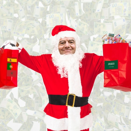 Gianni Infantino als Weihnachtsmann, er hält zwei Geschenktüten hoch. Auf der linken Tüte sind die Flaggen von Spanien, Marokko und Portugal zu sehen. Rechts erkennt man die Flagge von Saudi Arabien, aus der Tüte ragen Geldscheine.