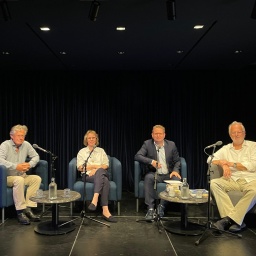 Eberhard Falcke, Kirsten Voigt, Carsten Otte und Hubert Winkels in der Kakadu Bar des Staatstheaters in Mainz