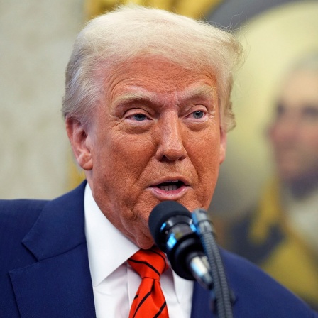 US-Präsident Donald Trump bei einer Rede auf einem Podium.