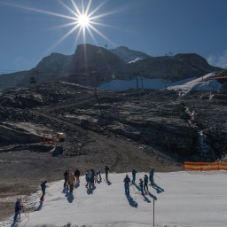 Schnee in den Alpen: Hintertuxer Gletscher – Zwischenstation Tuxer-Ferner-Haus; © dpa/imageBROKER/Wolfgang Diederich
