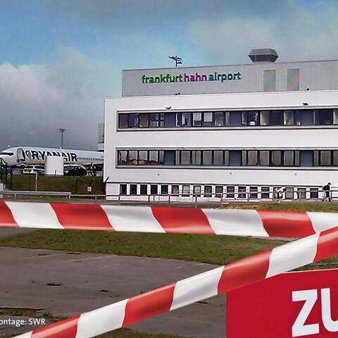 Das Verwaltungsgebäude des Flughafen Hahn mit einem Schild &#034;Zu Verkaufen&#034;