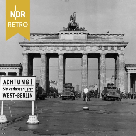 Foto vom Brandenburger Tor hinter einem Schild mit dem Schriftzug "Achtung! Sie verlassen jetzt West-Berlin", 1960