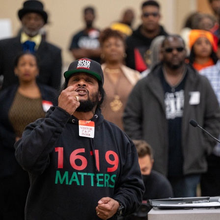 Reggie Roman aus Los Angeles spricht während des öffentlichen Kommentarteils des Reparations-Task-Force-Treffens in Sacramento, Kalifornien, am Freitag, den 3. März 2023. Kaliforniens Task Force für die Entschädigung schwarzer Amerikaner befasst sich mit der Frage der Anspruchsberechtigung Betroffener und welche Form die Wiedergutmachung für Sklaverei und Unterdrückung annehmen kann.