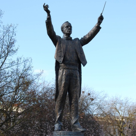 Die Statue von Gustav Holst am Memorial Fountain in Cheltenham Imperial Gardens, England