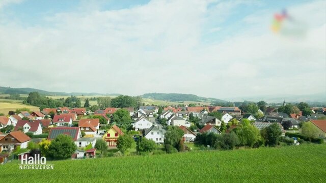 Ein Dorf und Umgebung.