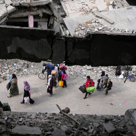 Blick aus einer Ruine: Vertriebene Palästinenser fliehen aus dem Osten in den Westen von Gaza-Stadt, nachdem das israelische Militär die Evakuierung des Gebiets angeordnet hat.