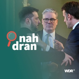 Das Bild zeigt den britischen Premierminister Starmer, der zwischen dem französischen Präsidenten Macron und dem ukrainischen Präsidenten Selenskyj steht. Daneben das Logo des Podcasts "nah dran".