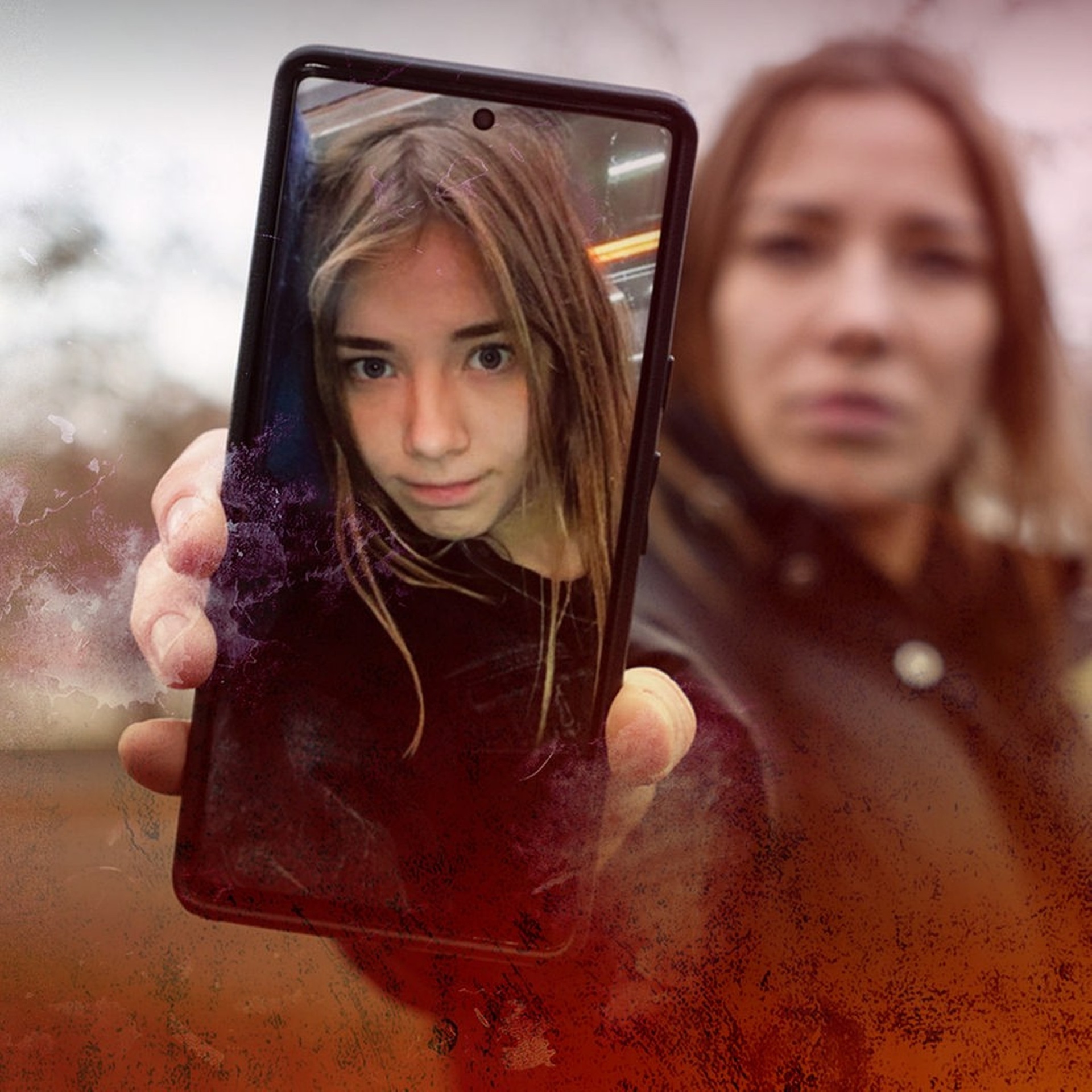 Eine Frau hält ein Smartphone mit dem Bild eines jungen Mädchens in die Kamera