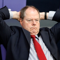 Bundesfinanzminister Peer Steinbrueck nimmt am 29. Mai 2009 an einer Bundestagssitzung im Reichstag in Berlin teil. Der Bundestag stimmte mit einer Zwei-Drittel-Mehrheit für eine Verfassungsänderung, die dem Bund in einigen Jahren kaum noch neue Kredite erlaubt, den Ländern gar keine mehr.