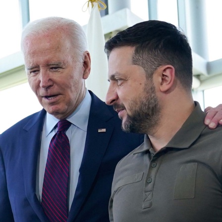 Joe Biden legt den Arm auf die Schulter von Wolodymyr Selenskyj.