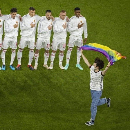 Flitzer mit Regenbogenfahne während der Hymne von Ungarn beim EM-Spiel Deutschland - Ungarn.