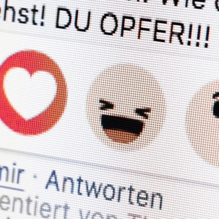 Gestellte Aufnahme zum Thema Mobbing in sozialen Netzwerken. Neben dem Gefällt mir Button von Facebook sind die Worte Du Opfer zu sehen.