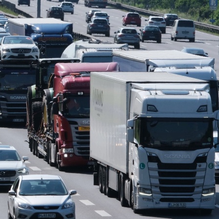 Fahrzeuge stehen im Stau auf der Autobahn 2.