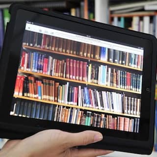 iPad Tablet mit einer Bücherwand auf dem Bildschirm