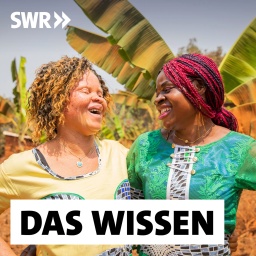 Zwei junge afrikanische Frauen, eine Frau hat Albinismus, stehen im Freien und lachen sich an: Menschen mit Albinismus verfolgt in schwarzafrikanischen Ländern wie Sambia tiefsitzender Aberglaube; sie sind von Geburt an stigmatisiert. Die Diskriminierung wurzelt in altem Aberglauben und ist schwer auszurotten. Doch die betroffenen Menschen wehren sich gegen das Stigma.