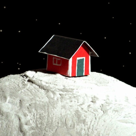 Illustration: Ein rotes Holz-Häuschen steht auf dem Mond.