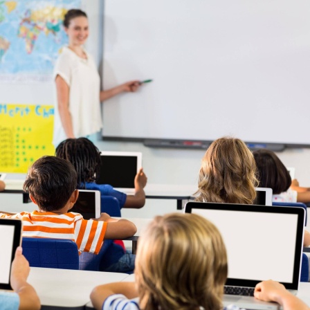 Schulkinder nutzen digitale Tablets im Unterricht