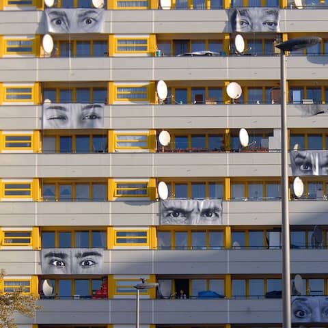 ARCHIV: Rund 20 Grossfoto-Plakate (Augen-Motiv) von Mietern im Zentrum Kreuzberg sind an der Fassade an ihrem Balkon montiert. Hinter dem Projekt stehen u.a. der Verein Kotti-Coop und der Projektraum Kotti-Shop (Bild: imago/PEMAX/Peter Meissner)