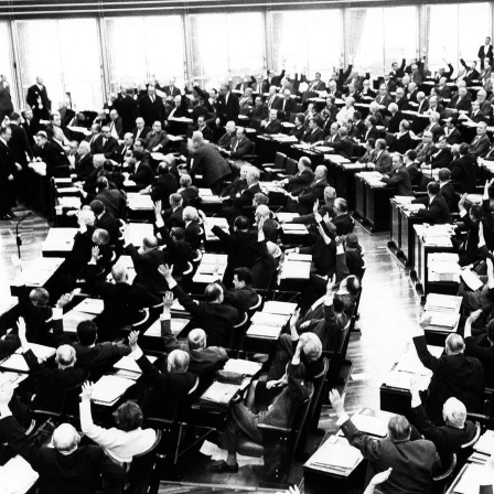 8.11.1966: Debatte im Bundestag über die Kanzlerkrise: Abstimmung mit Handzeichen über den Antrag der SPD zur Vertrauensfrage (Bild: picture alliance/dpa)