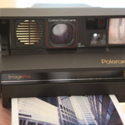  Eine Polaroid ImagePro-Kamera "spuckt" ein Foto aus