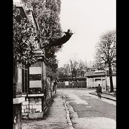 &#034;Der Sprung ins Leere&#034; Performance von Yves Klein. Fotomontage von Harry Shunk, 1960