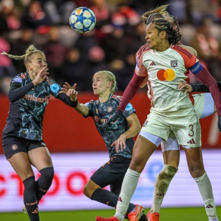 Wendie Renard von Olympique Lyon köpft den Ball