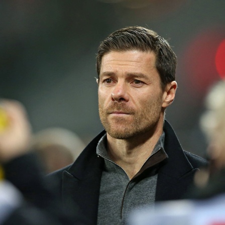 Leverkusens Trainer Xabi Alonso am Spielfeldrand