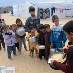 Kinder im Gazastrefen stehen für Essen an