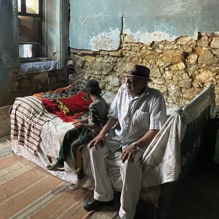 Hussein und ein Enkel in seinem 'Haus' in der 'Stadt der Toten', Kairo, Ägypten.