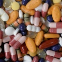 Ein Haufen bunter Tabletten und Pillen