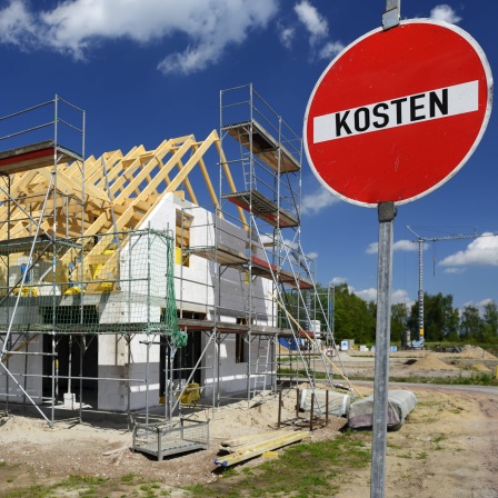 Neubau eines Hauses und Schild mit Aufschrift Kosten