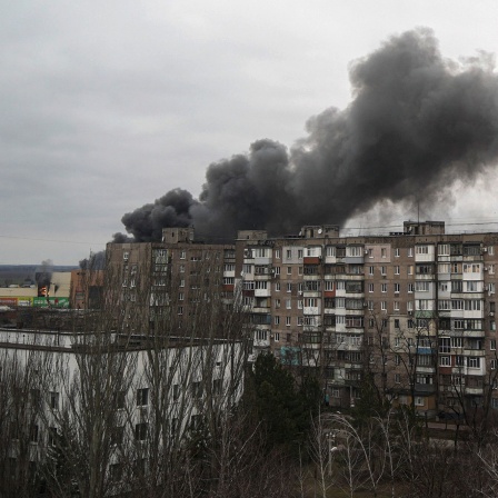 Rauch steigt auf nach dem Beschuss durch russische Streitkräfte in Mariupol, Ukraine.