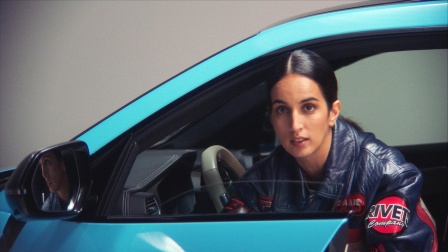 Die Münchner Rapperin Ebow schaut aus einem blauen Auto raus | Bild: Diara Sow