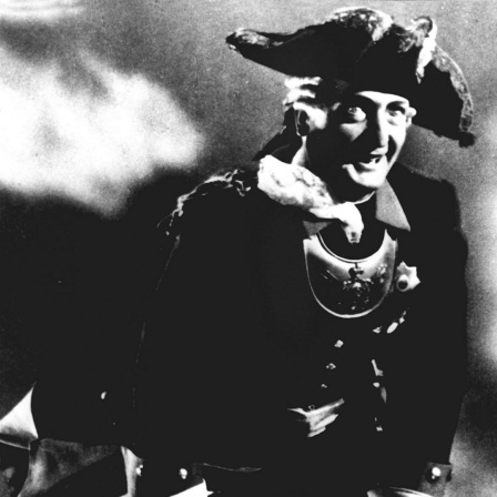 Hauptdarsteller Hans Albers reitet als Lügenbaron "Münchhausen" in einer Szene des gleichnamigen Films auf einer Kanonenkugel durch die Lüfte.