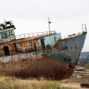 Ein rostiges Schiffswrack am Strand von Elefsina