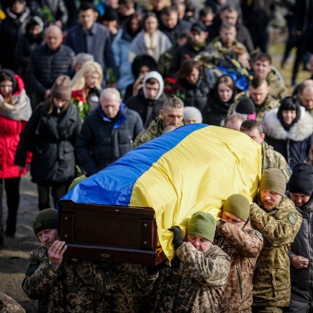 Trauerzug eines gefallenen Soldaten in der Ukraine
