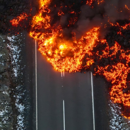 Geschmolzene Lava auf der Straße zur Blauen Lagune in Grindavik auf der Halbinsel Reykjanes auf Island