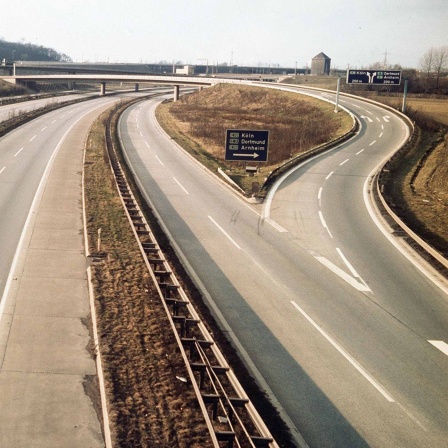 Blick auf das leere Autobahnkreutz Duisburg-Kaiserberg am 2.12.1973