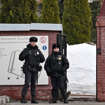 Polizisten stehen Wache auf dem Borissowskoje-Friedhof, wo die Beerdigung des russischen Oppositionsführers Alexej Nawalny am 1. März 2024 stattfindet sol