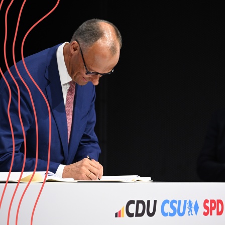 Friedrich Merz unterzeichnet den
Koalitionsvertrag zwischen CDU, CSU und SPD zur Bildung einer neuen Bundesregierung.