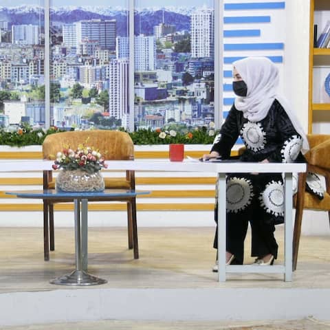 Die TV-Journalistinnen Benazir Baktash und Kaneshka (r) des Senders 1TV tragen Kopftücher und Medizinische Gesichtsmasken. Journalistinnen in Afghanistan müssen künftig im Fernsehen ihre Gesichter bedecken.