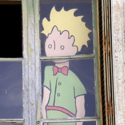 Illustration der Figur des kleinen Prinzen hinter einem Fenster