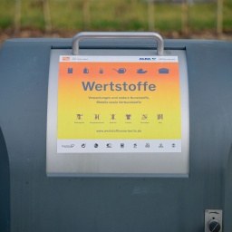 Unterirdischer Einwurfschacht für Wertstoffe in Berlin